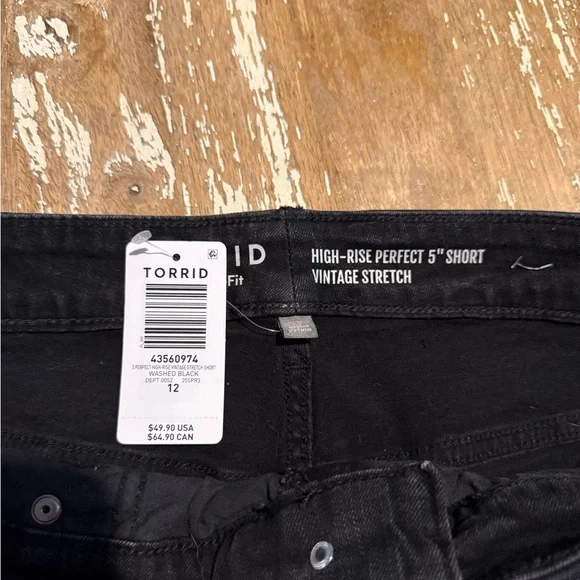 Torrid NWT Women's Black Denim Shorts - Picture 3 of 3